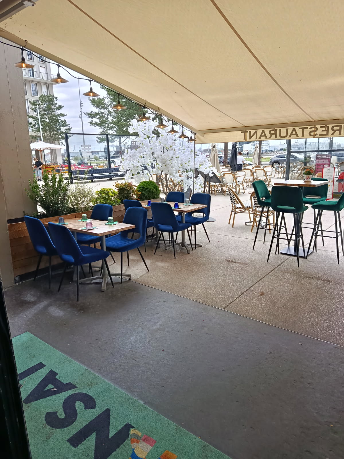 Terrasse couverte du restaurant