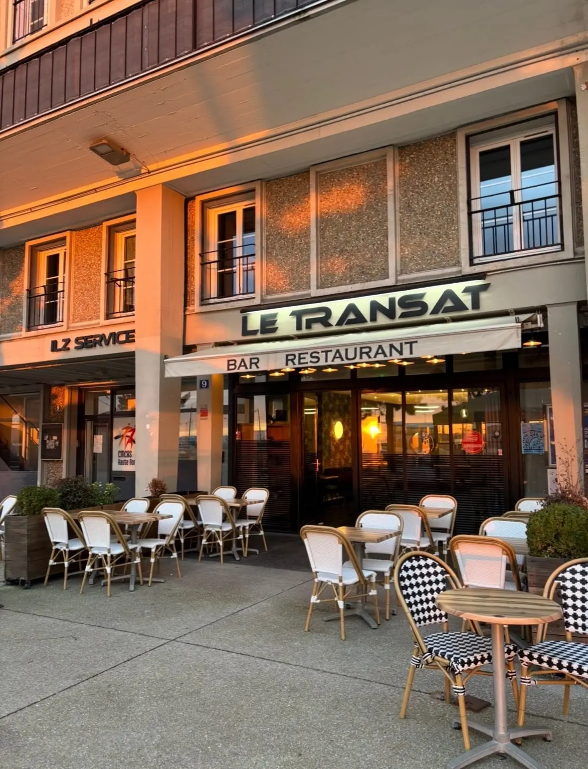 Façade du restaurant Le Transat en soirée