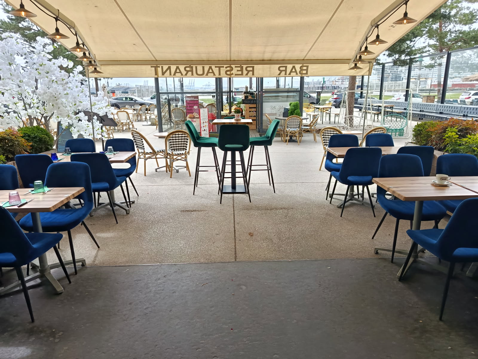 Salle et terrasse couverte du Transat